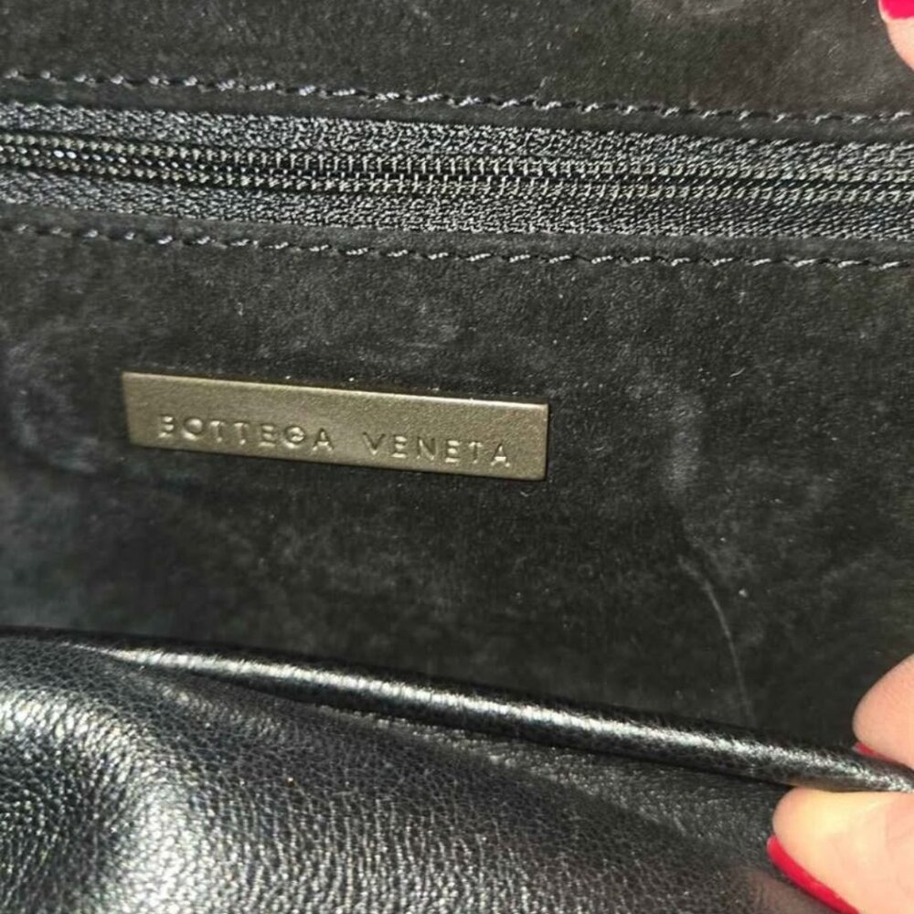 Preowned Veneta Solid Black Leather Shoulder Bag - image 2